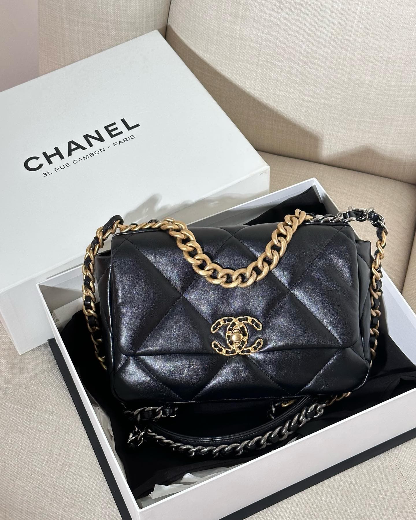Chanel 19 Flap bag in black lambskin